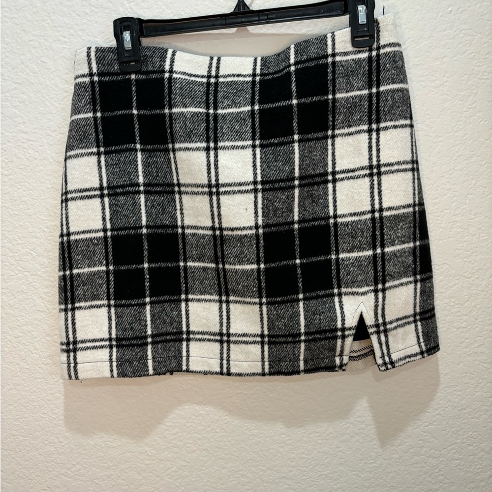 NWT- FASHION on Earth Plaid Mini Skirt w/ Small Slit. Black/ White